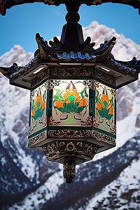 灯笼下的韩国附近的雪山山峰