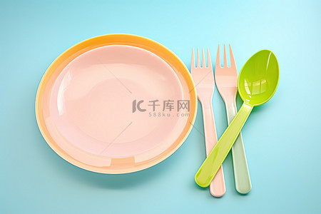 餐具an背景图片_复活节餐具彩色塑料餐具套装