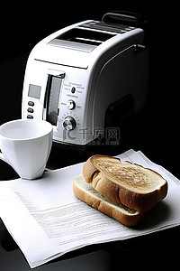 烤面包机咖啡面包和笔