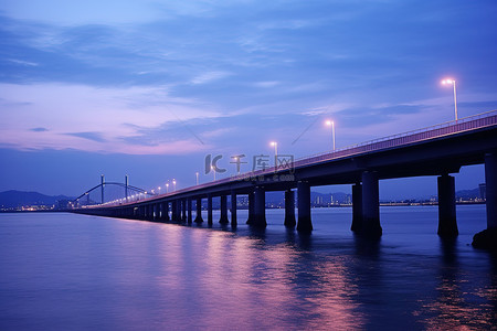 台湾背景图片_上海香港跆拳道桥和台湾南部黄昏海洋的照片