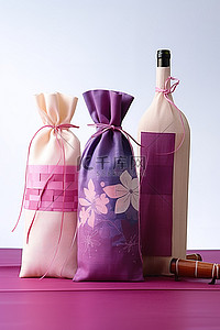 酒瓶旁边有两个以花朵为主题的酒袋