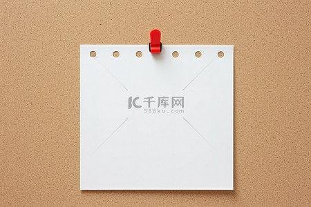 白色软木板上的信纸，上面有红色别针照片