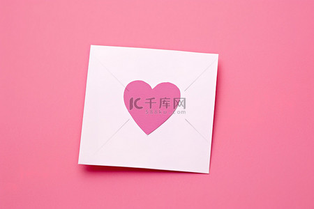 粉红色背景旁边的一张粉红色小情人节卡片