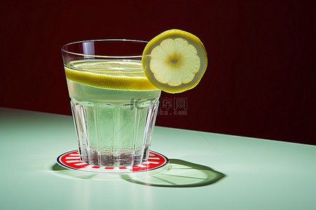 健康管理背景图片_一个水杯，侧面有柠檬片，表面丑陋的银色