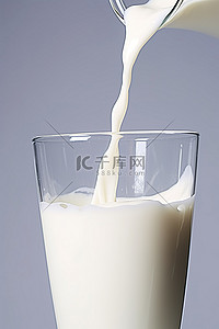 一大杯牛奶正在放入一个敞开的容器中
