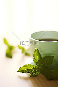 绿茶叶背景图片_坐在白杯旁边的绿茶叶