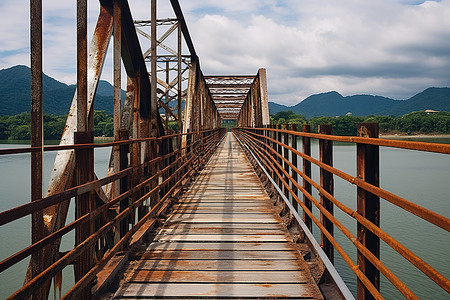 一座带有生锈金属栏杆的水上桥