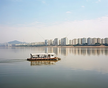 一座城市附近的河流，有一艘船