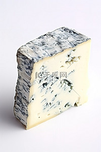 乳酪背景图片_一块蓝奶酪坐在白色的表面上