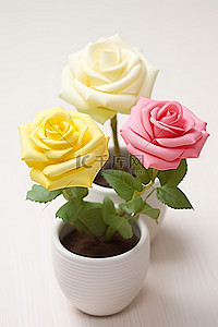 一个白色花瓶里放着三朵不同颜色的玫瑰