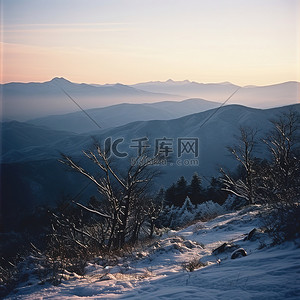 日出时雪山山脉的景色