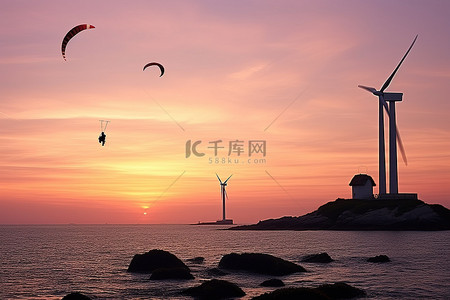 蚕背景图片_日落时在风车附近驾驶降落伞的人