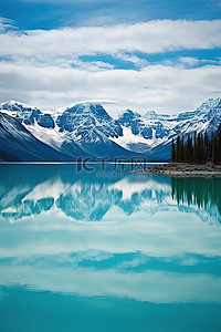 旅游雪山背景图片_碧绿的湖水，雪山倒映在水中