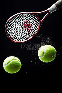 白色背景上从球拍中扔出的两个网球