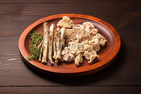 木盘上烤去皮葱混合香料大蒜韭菜和蘑菇