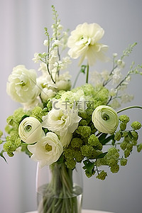 绿色背景图片_玻璃花瓶里有白色和绿色的花朵