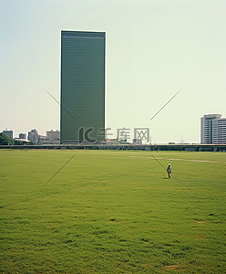 一座高楼大厦城市中的大片绿地