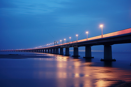 黄昏时横跨海洋的红色桥梁