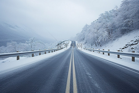 苏格兰雪地怀尔峡谷中的路