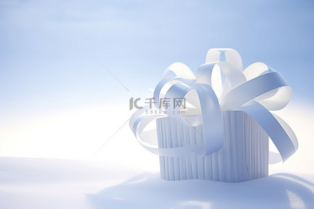 蓝天雪地里的白色礼品篮