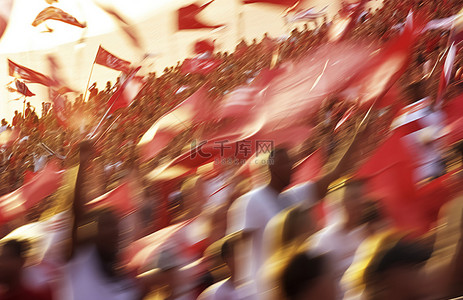 世界杯足球背景图片_田野上的人们挥舞着横幅和旗帜