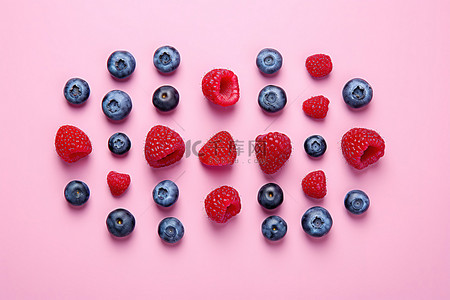 粉红色表面上铺着一块蓝莓覆盆子和草莓