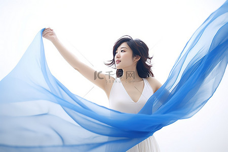 上半身背景图片_一个女人在空中摆着蓝色布料的姿势