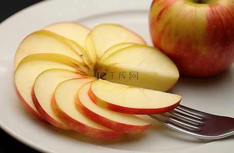 苹果切成两半，用叉子吃