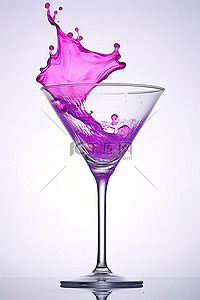 溢出水背景图片_马提尼酒杯打开，紫色液体溢出其中