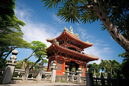 绿树旁的一座大型亚洲寺庙