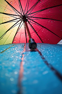 地上有一把雨伞，上面有水滴