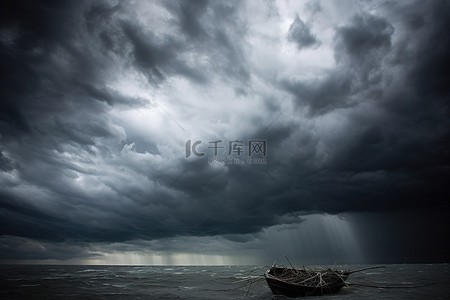 暴风雨的天空，暴风云追逐着一艘船