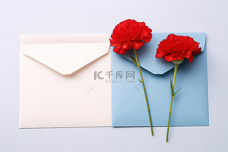 母亲节背景图片_两个信封，中间有红色康乃馨和白色康乃馨