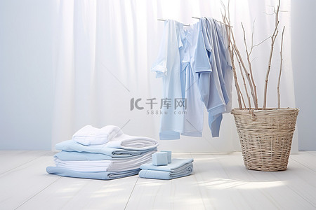 卫衣长袖白色背景图片_旁边有蓝色和白色的布料系列和衣夹