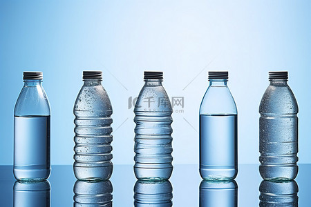 蓝色背景上的一排瓶装水