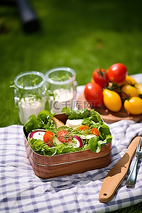 野餐篮里装饰着新鲜的沙拉