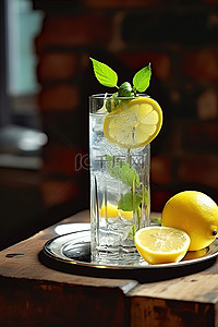 暴打柠檬茶背景图片_桌上放着柠檬和水饮料