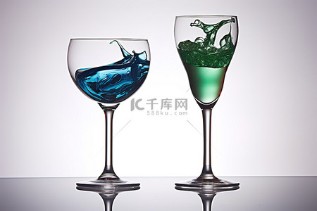 两杯酒，前面有蓝色玻璃片