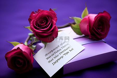 贺卡上显示着紫色玫瑰花的图像
