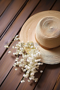 白色草帽和木质表面的小白花
