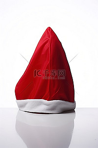 红色的帽子背景图片_白色背景上的红色圣诞老人帽子