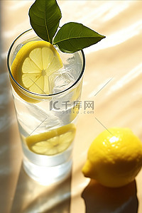 一杯冰水和柠檬