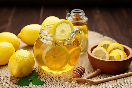 暴打柠檬茶背景图片_柠檬汁茶加蜂蜜和柠檬片
