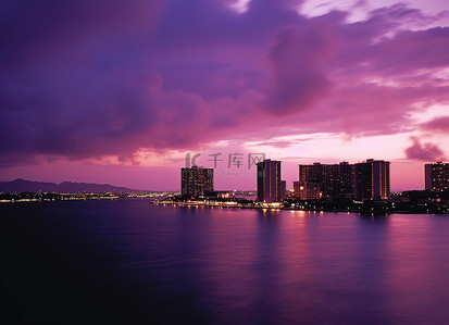 城市上空的紫色天空和黄昏时的水域