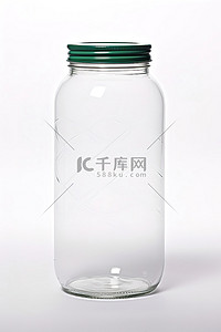 白色背景上的一个空罐子，里面装有未贴标签的透明塑料
