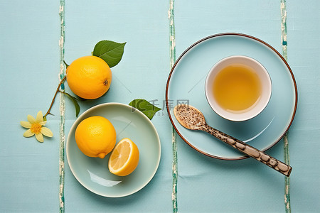 暴打柠檬茶背景图片_茶匙和柠檬坐在茶和食物中间