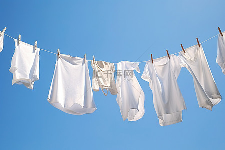 晾衣绳背景图片_阳光明媚的蓝天上的电线上的白色洗涤