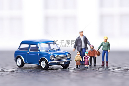 旅行背景图片_父母与家人一起走在微型车前