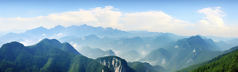 白天有蓝天和云彩的高山