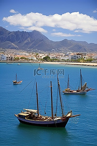 葡萄牙小船在葡萄牙的海上划船